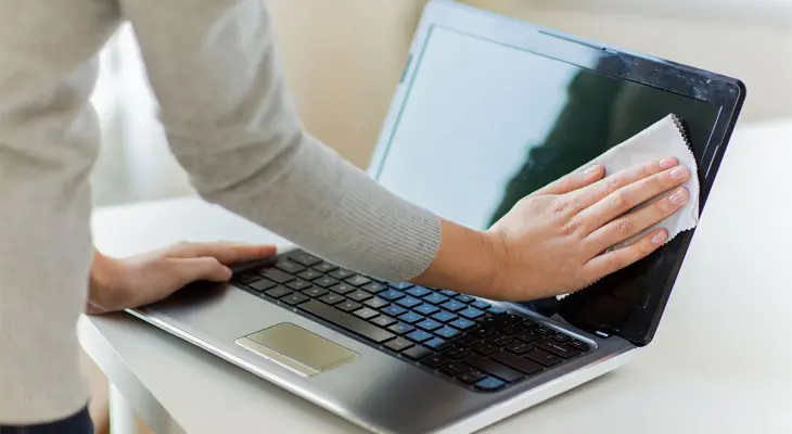 Mẹo vệ sinh màn hình laptop tránh trầy xước cực đơn giản