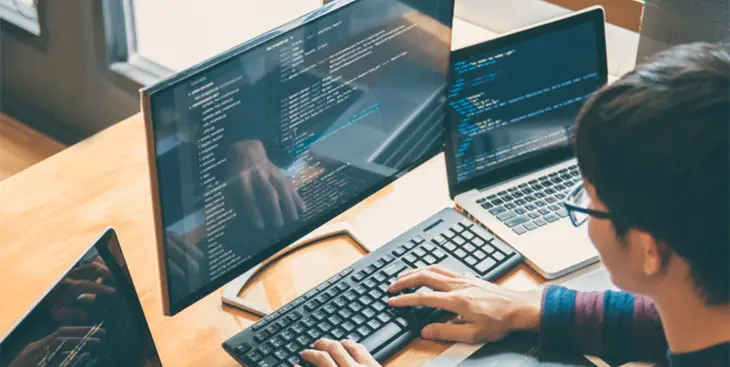 Học công nghệ thông tin nên mua laptop hay PC? Nên mua loại nào tốt nhất?