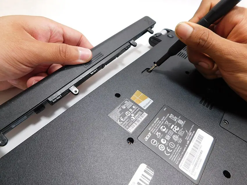 Hướng dẫn cách tháo pin laptop cực dễ không gây chai pin!