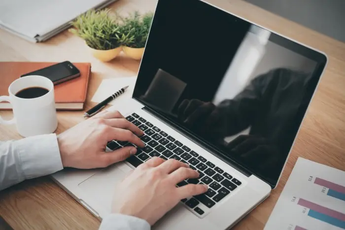 Mua laptop có phải chỉ nhìn mỗi cấu hình?