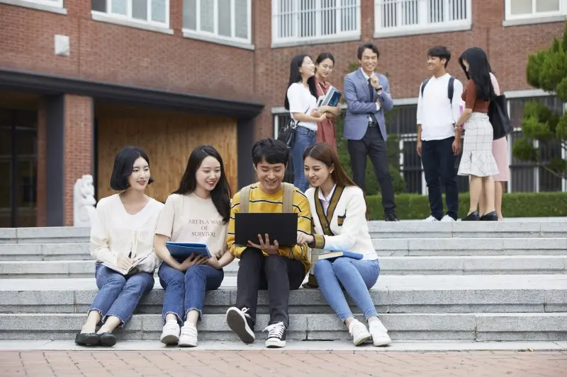 Sinh viên năm nhất có nên mua laptop không?