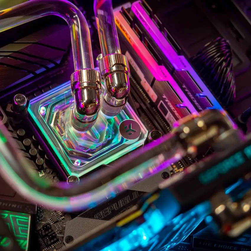 51613_coolermaster_c700p_black_watercooling_6.jpg 4