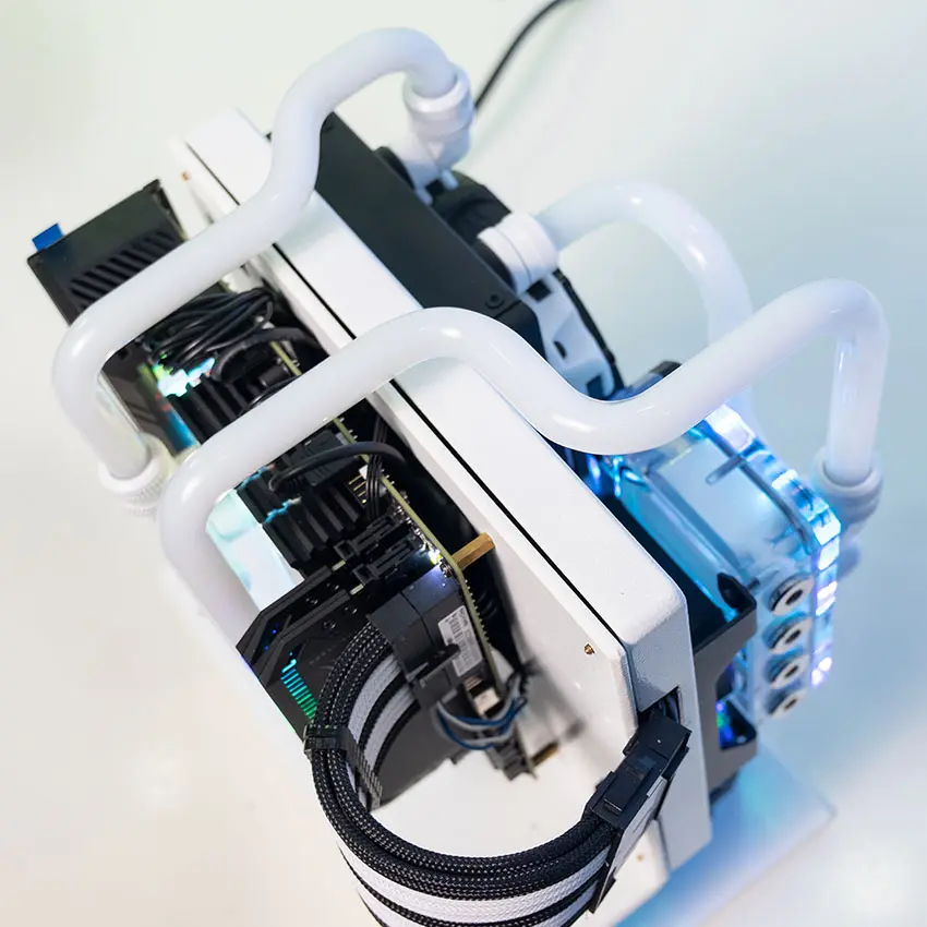 64293_ekwb_custom_watercooling_1__6_.jpg 6