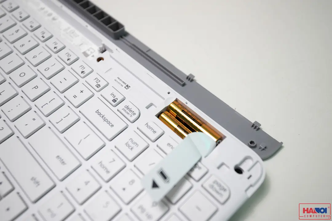 64337_bo_ban_phim_chuot_khong_day_logitech_mk470_trang_usb_05.JPG 9