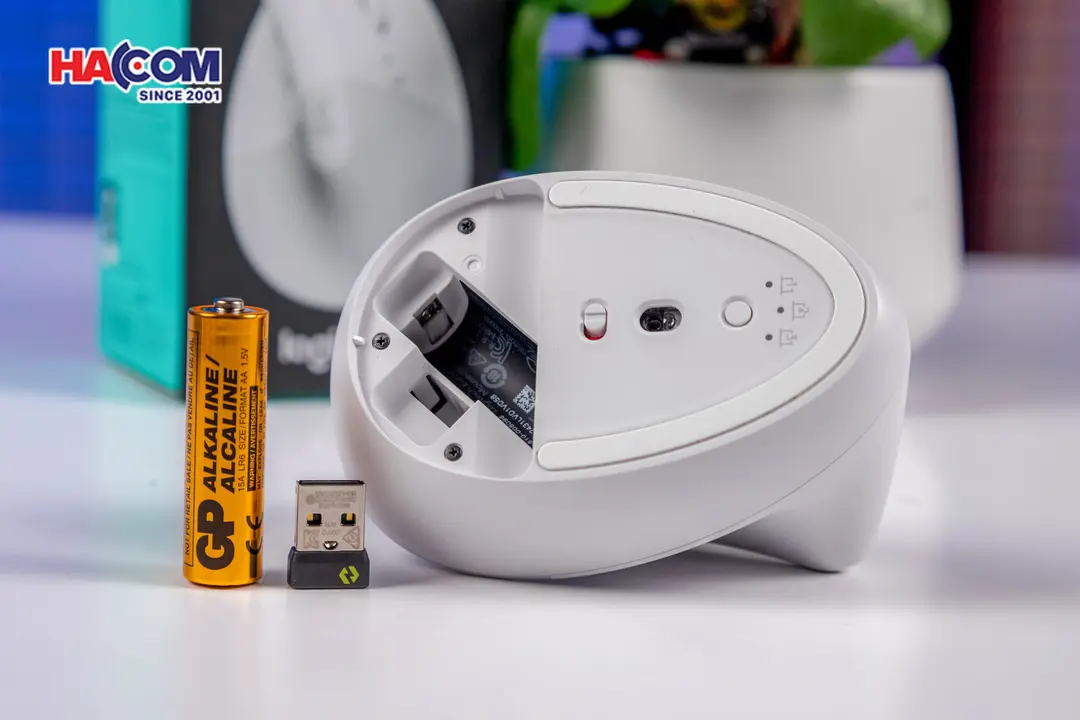 66862_chuot_khong_day_logitech_lift_vertical_ergonomic_pale_grey_usb_bluetooth_910_006480_08.JPG 12