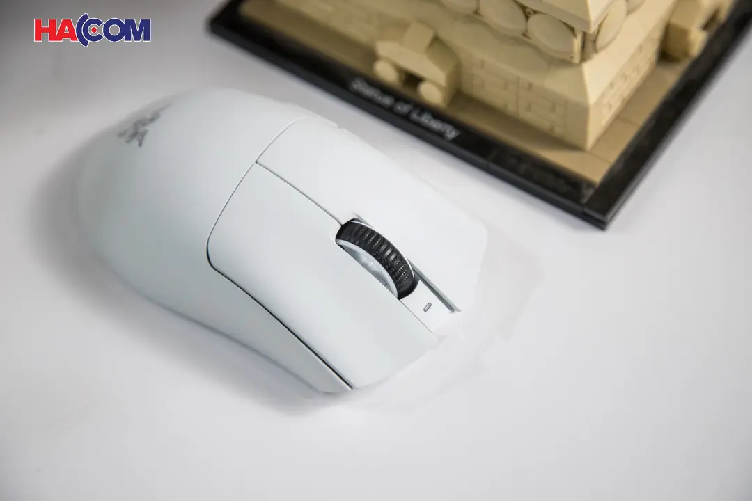 68798_chuot_game_khong_day_razer_deathadder_v3_pro_ergonomic_white_rz01_04630200_r3a1_005.JPG 8