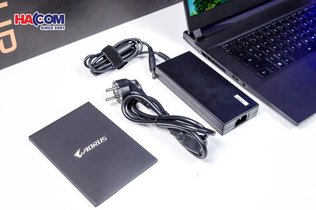 72995_laptop_gigabyte_gaming_aorus_15_9mf_e2vn583sh_04.JPG 10