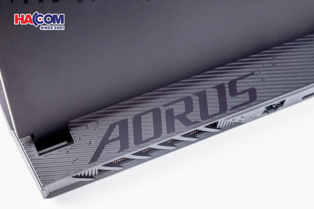 72995_laptop_gigabyte_gaming_aorus_15_9mf_e2vn583sh_09.JPG 15