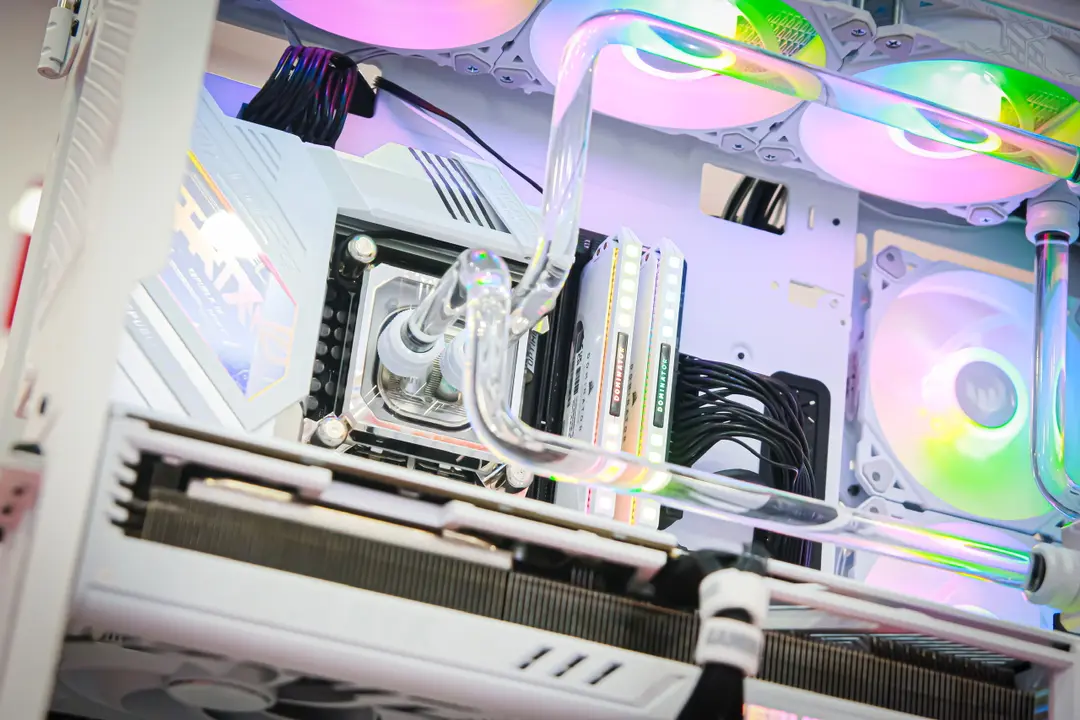 83639_dominator_platinum_rgb_white_cmt64gx5m2b5600c40w_64gb_2x32gb_ddr5_5600mhz__5_.jpg 7
