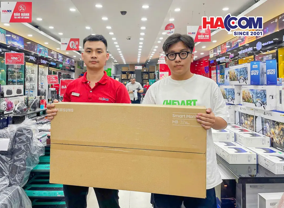 83882_man_hinh_samsung_thong_minh_m8_m80d_ls32dm801uexxv_khach_hang.jpg 7