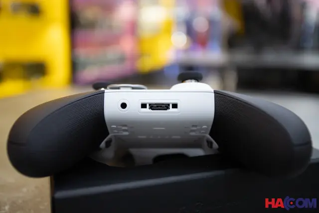 68040_tay_cam_choi_game_khong_day_microsoft_xbox_one_elite_series_2_core_mau_trang_006.JPG 9