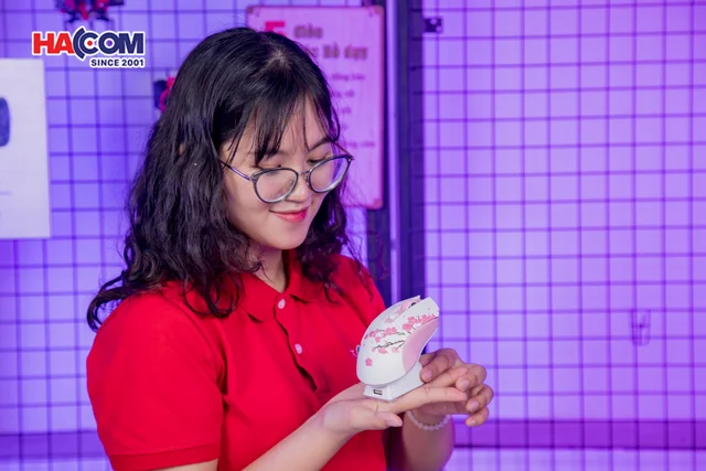 72709_chuot_gaming_khong_day_dareu_em901x_pink_led_rgb_01.JPG 1